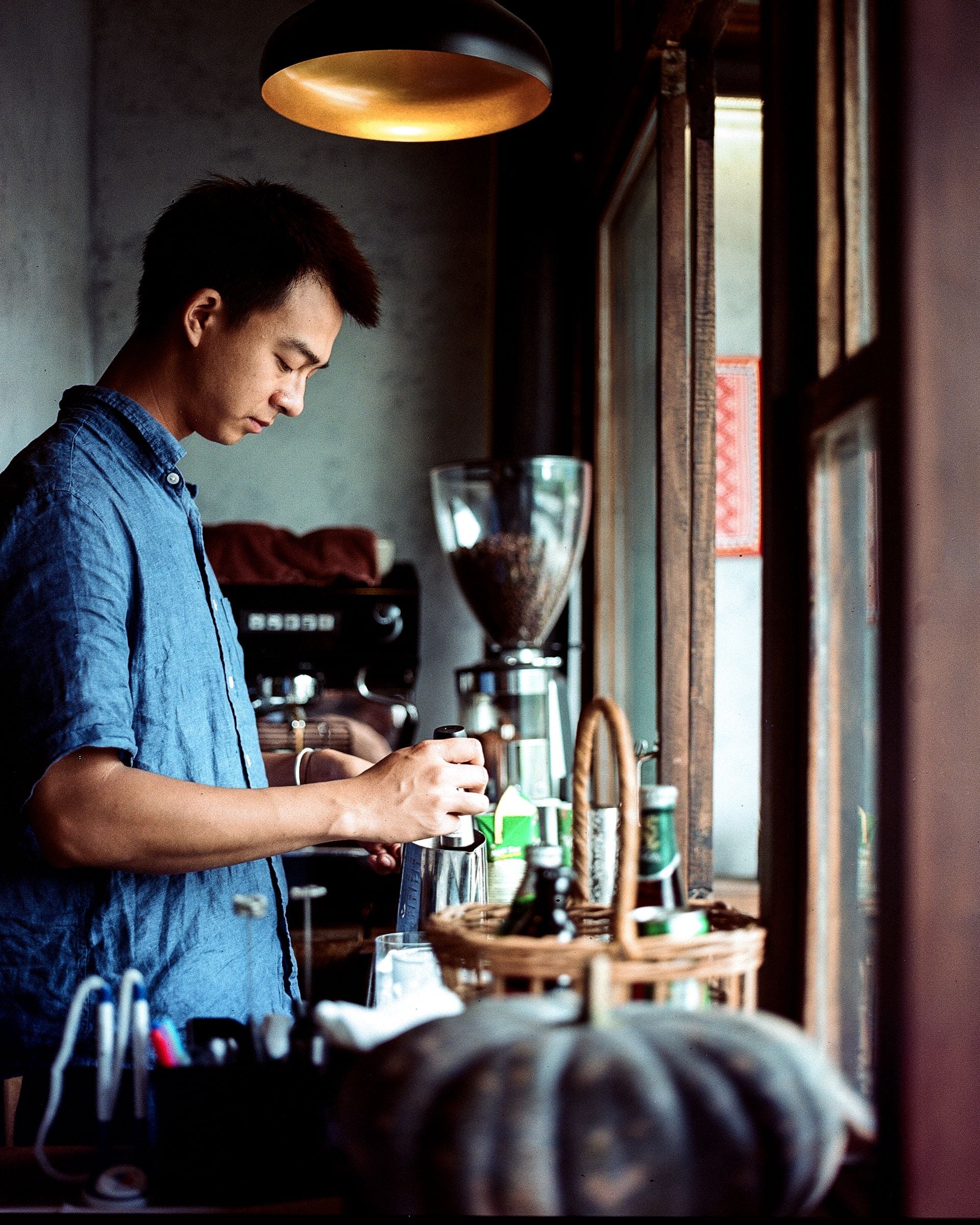 Propriétaire d’un café consultant son site sur une tablette