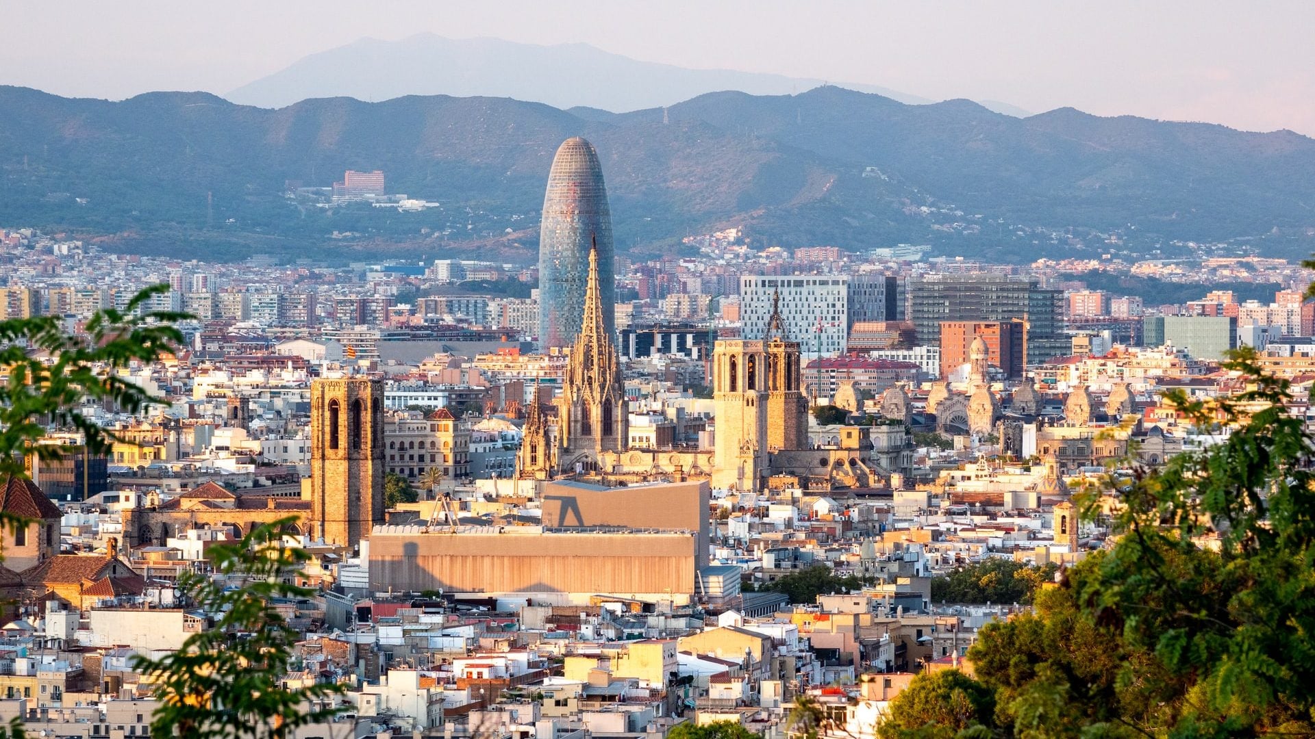 Skyline urbano de España con edificios residenciales modernos