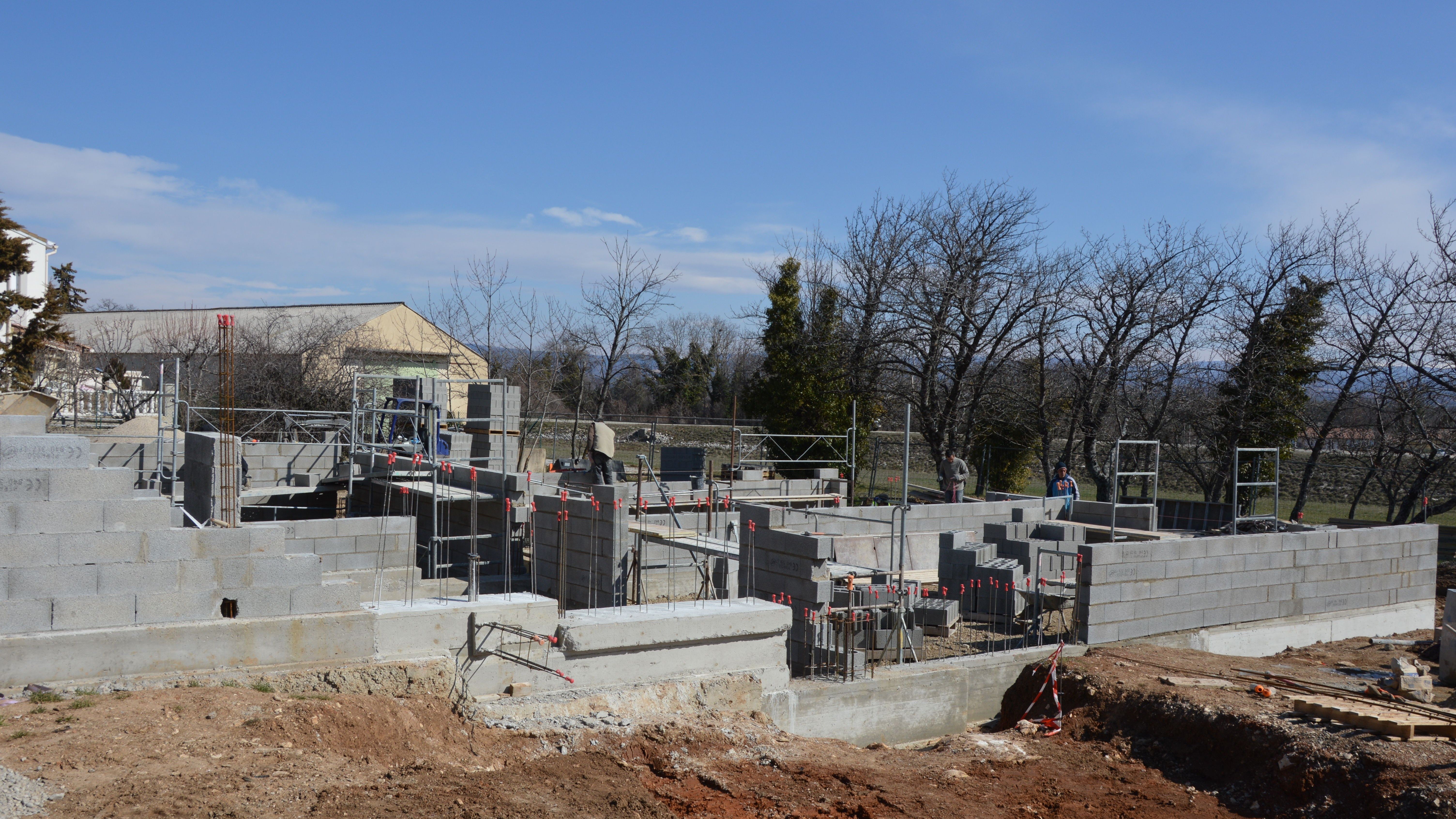 Construção residencial moderna em andamento