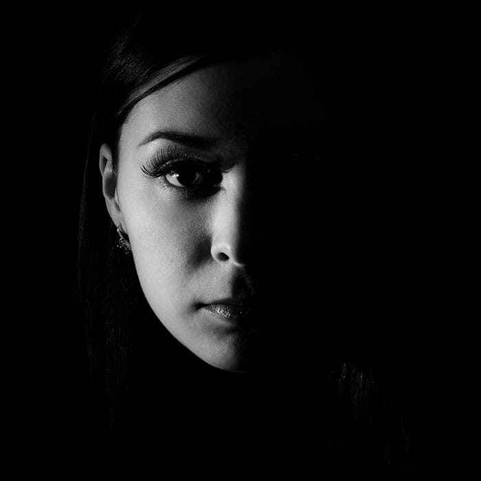 Retrato artístico com iluminação dramática