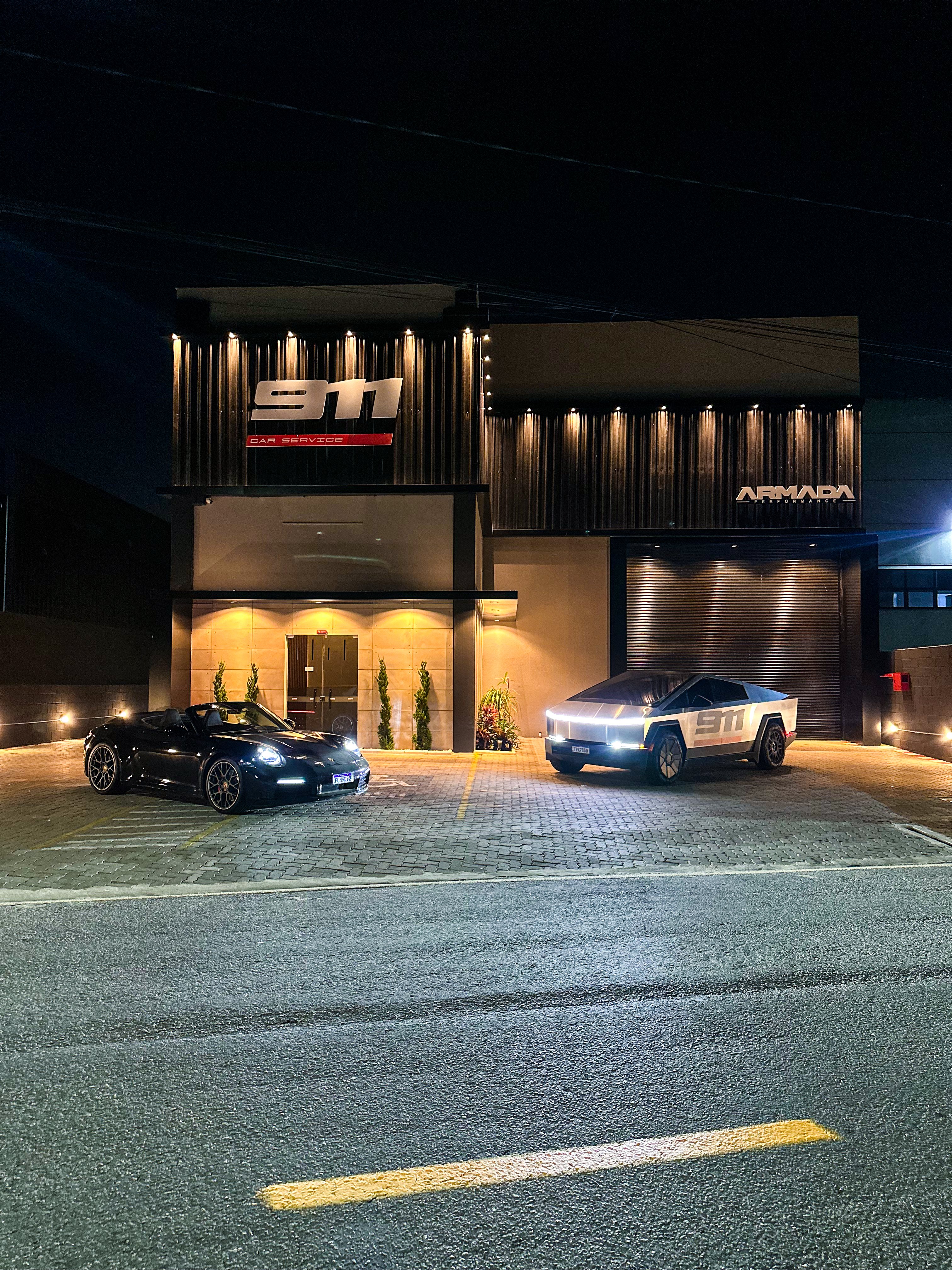 911 Car Service - Fachada Noturna