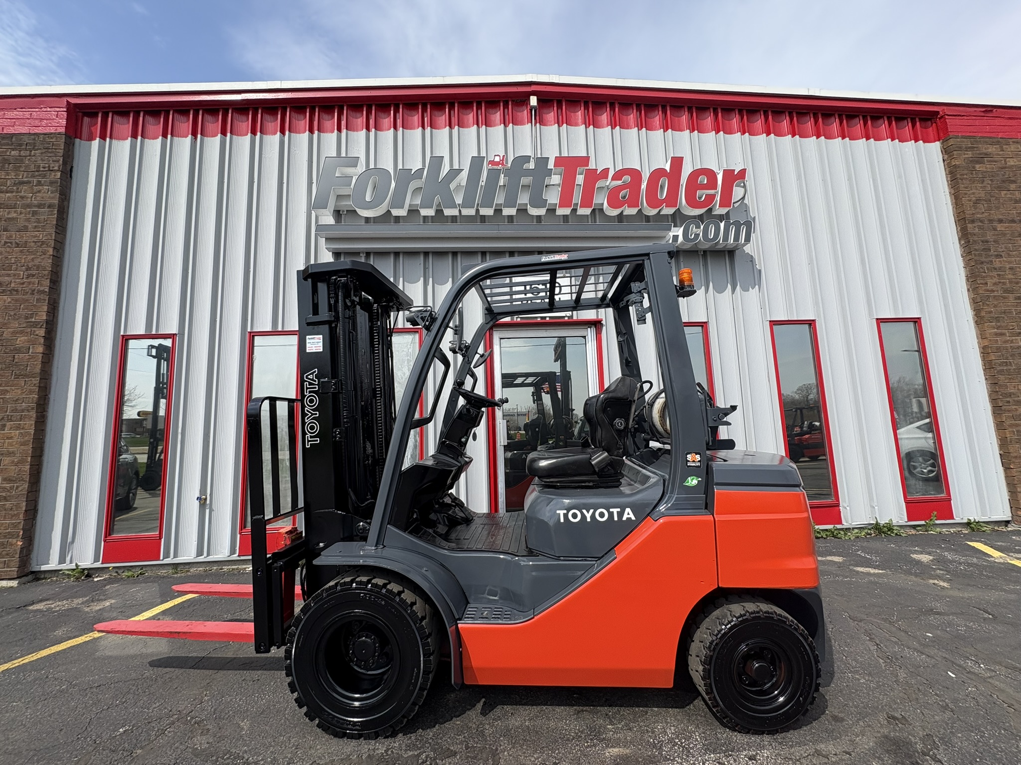 2021 Toyota 8FGU25 Forklift - Photo 2