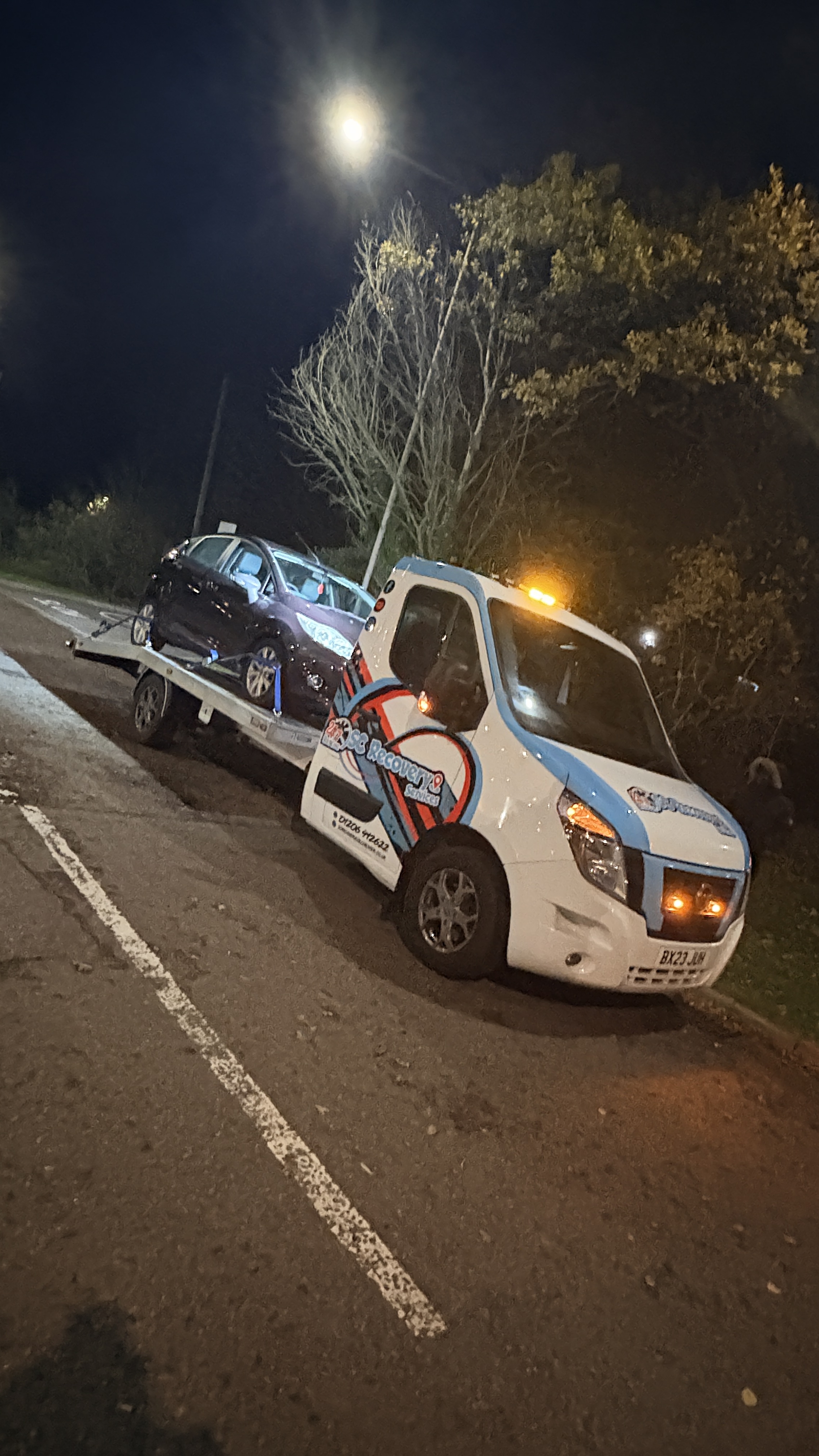 SC Recovery Services logo showcase on vehicle