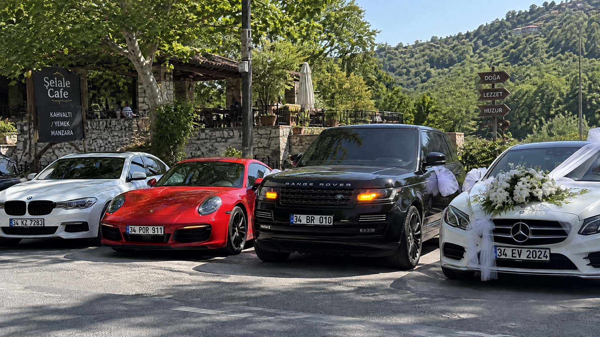 Cafe altı yol boyu otopark - BMW, Porsche, Range Rover ve gelin arabası