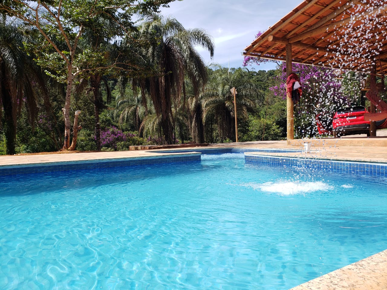 Vista aérea da piscina e área de lazer