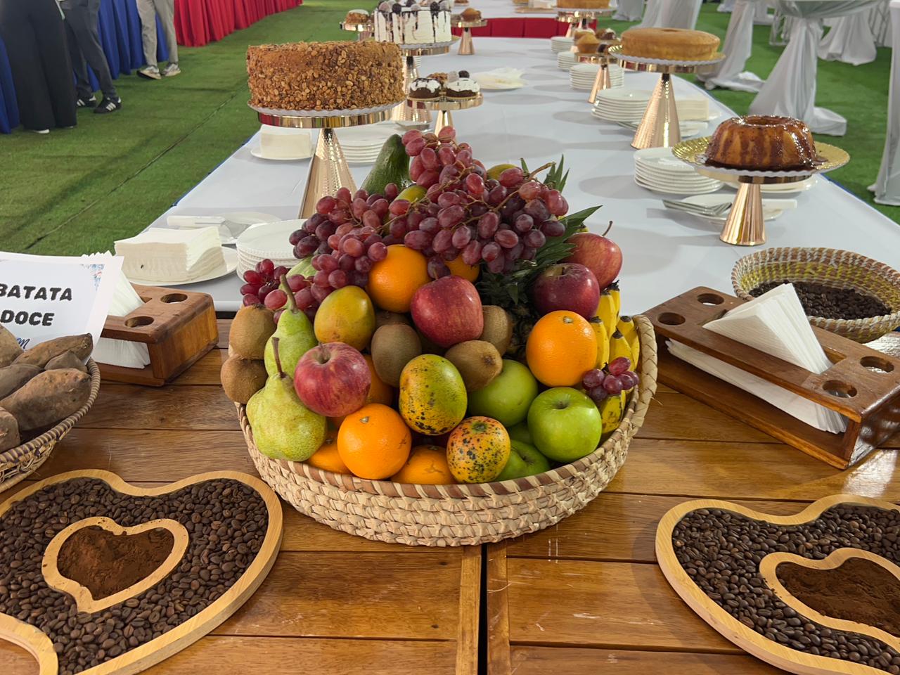 Mesa de frutas e bolos