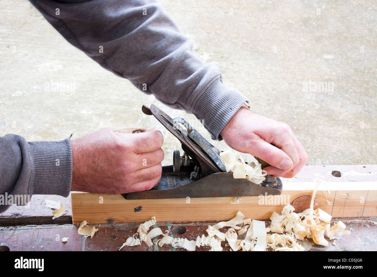 Tischlermeister bei der Arbeit an der Werkbank