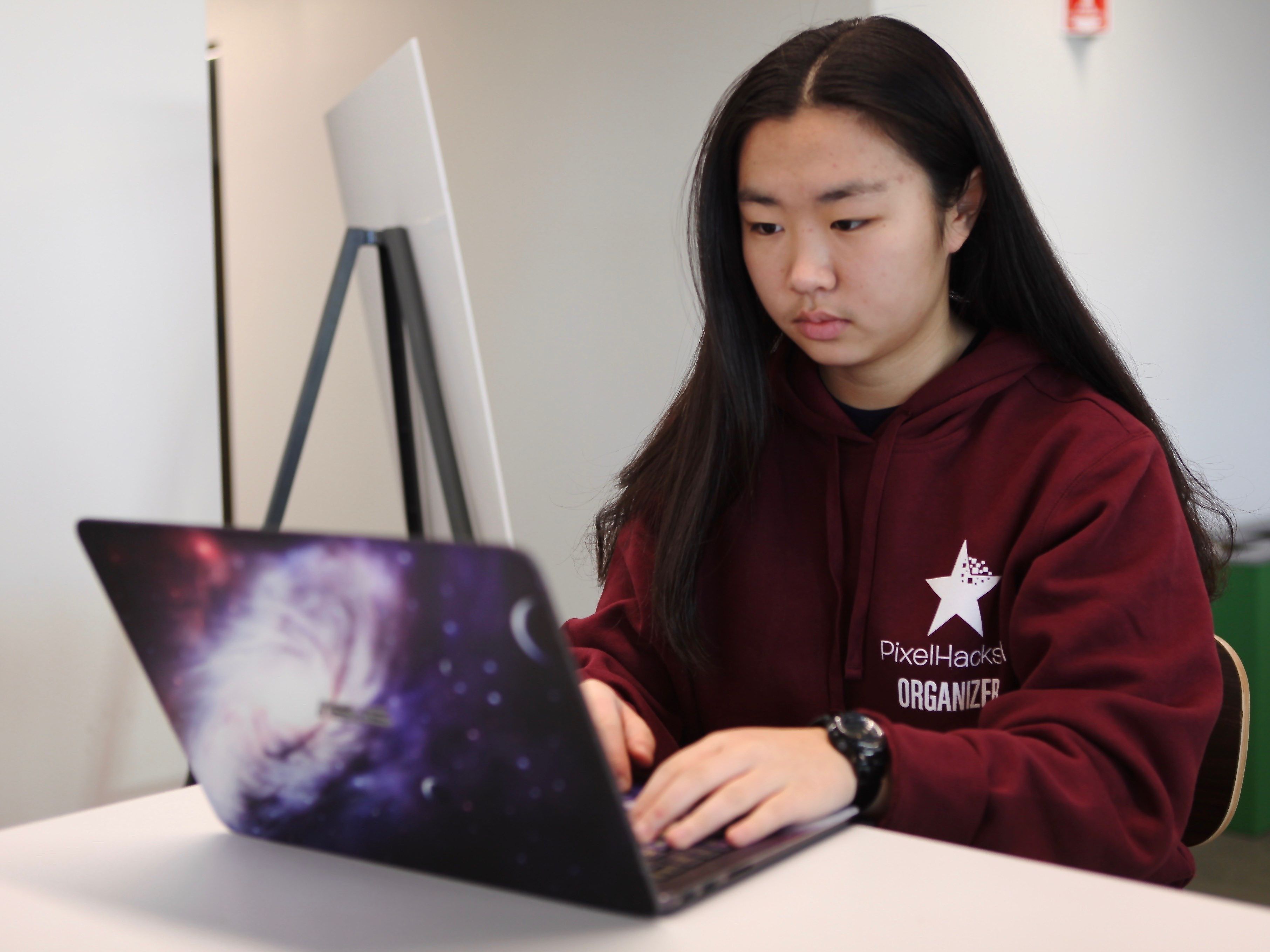Online learning environment for building AI agents