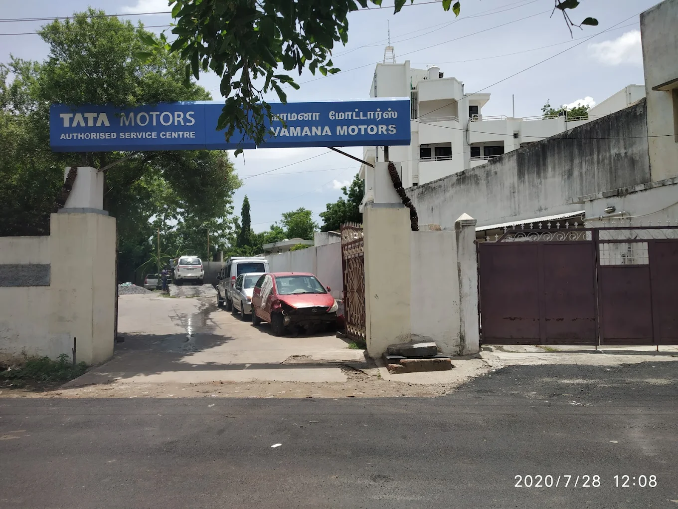 Vamana Motors entrance with Tata Motors signage in Tiruvannamalai