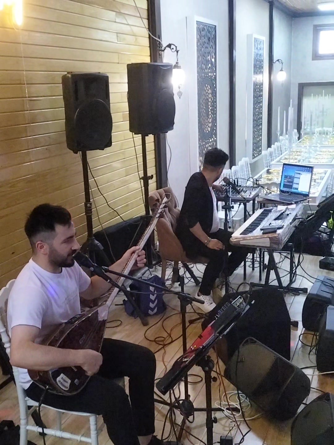 Canlı müzik performansı — gitar ve vokal