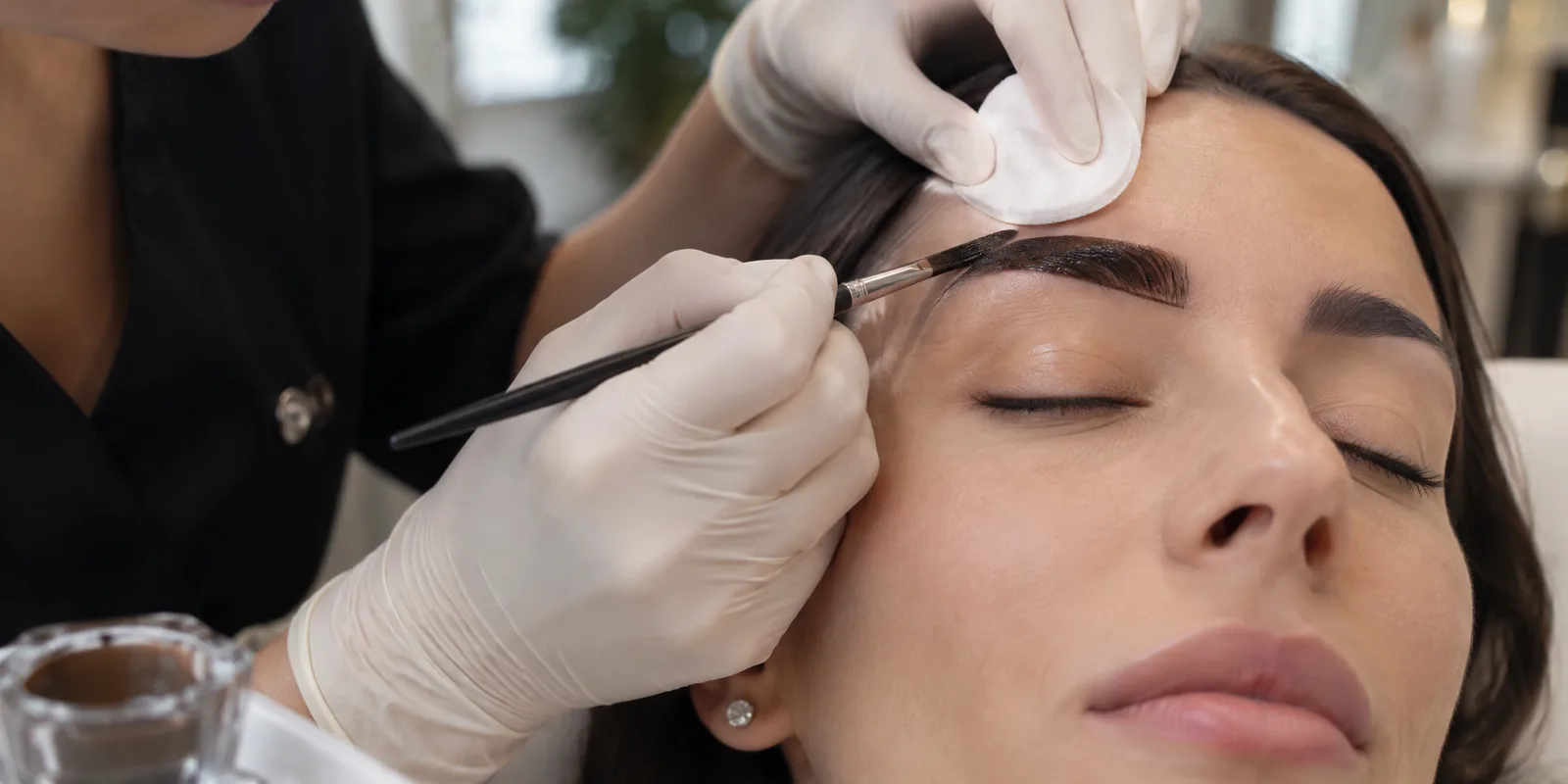Sobrancelhas definidas com tintura especial em salão de beleza em Sorocaba
