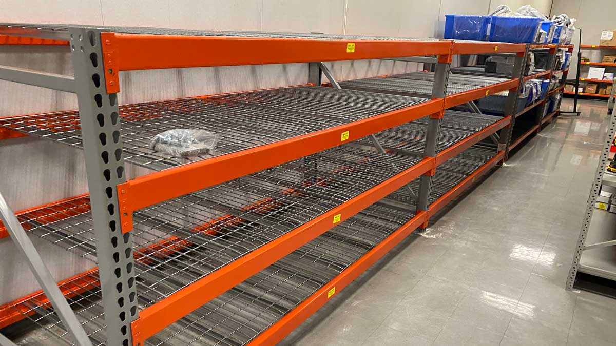 Centro de distribuição Art Móveis com prateleiras de aço