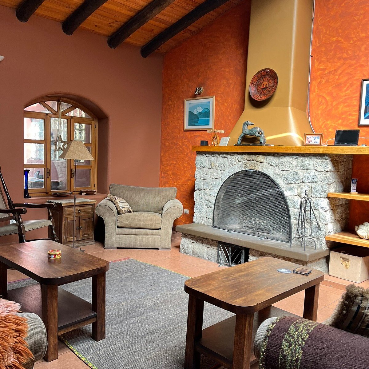 Acogedora sala con chimenea en Casa Talios