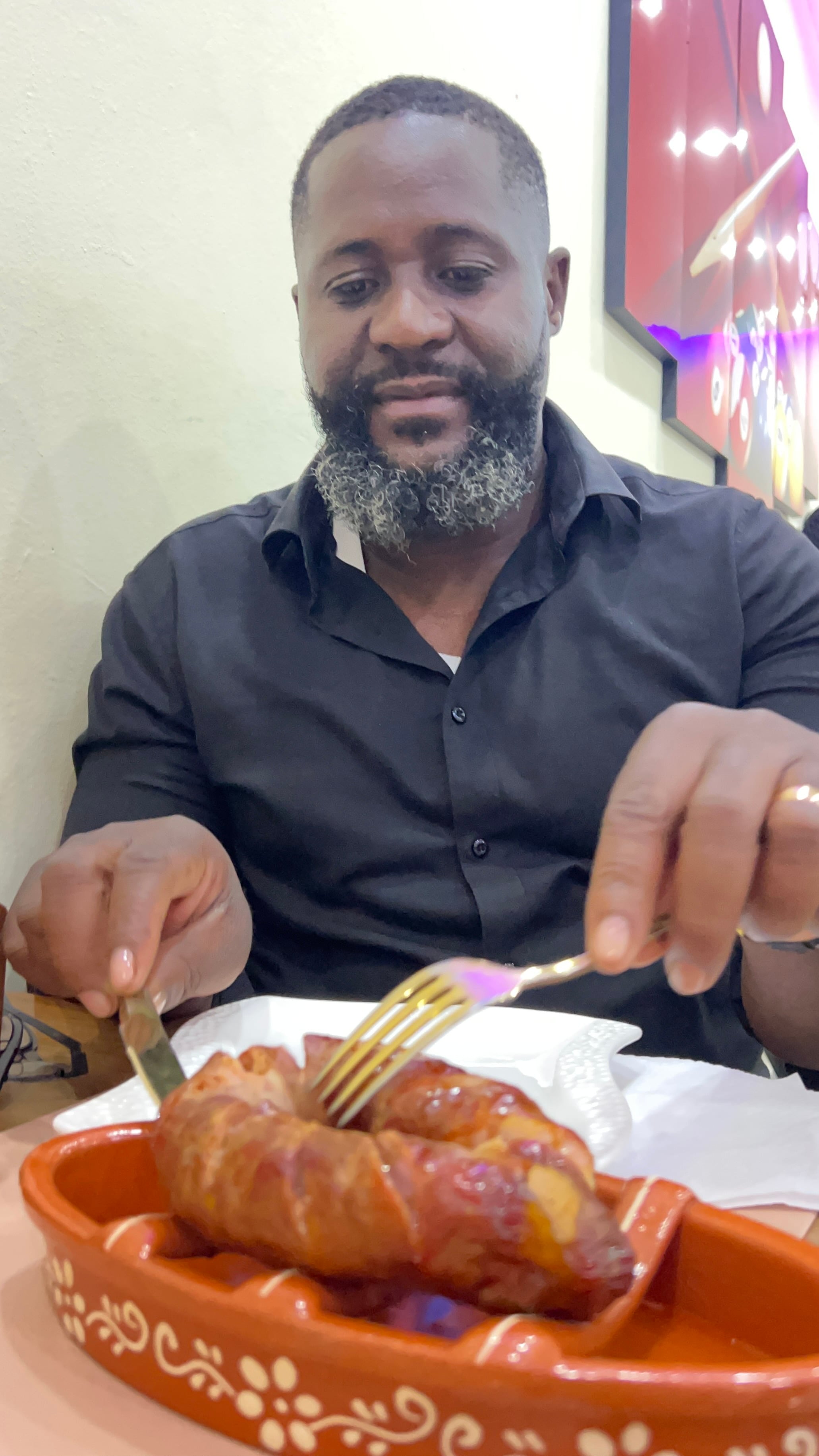 Chouriço caseiro flamejante a ser servido