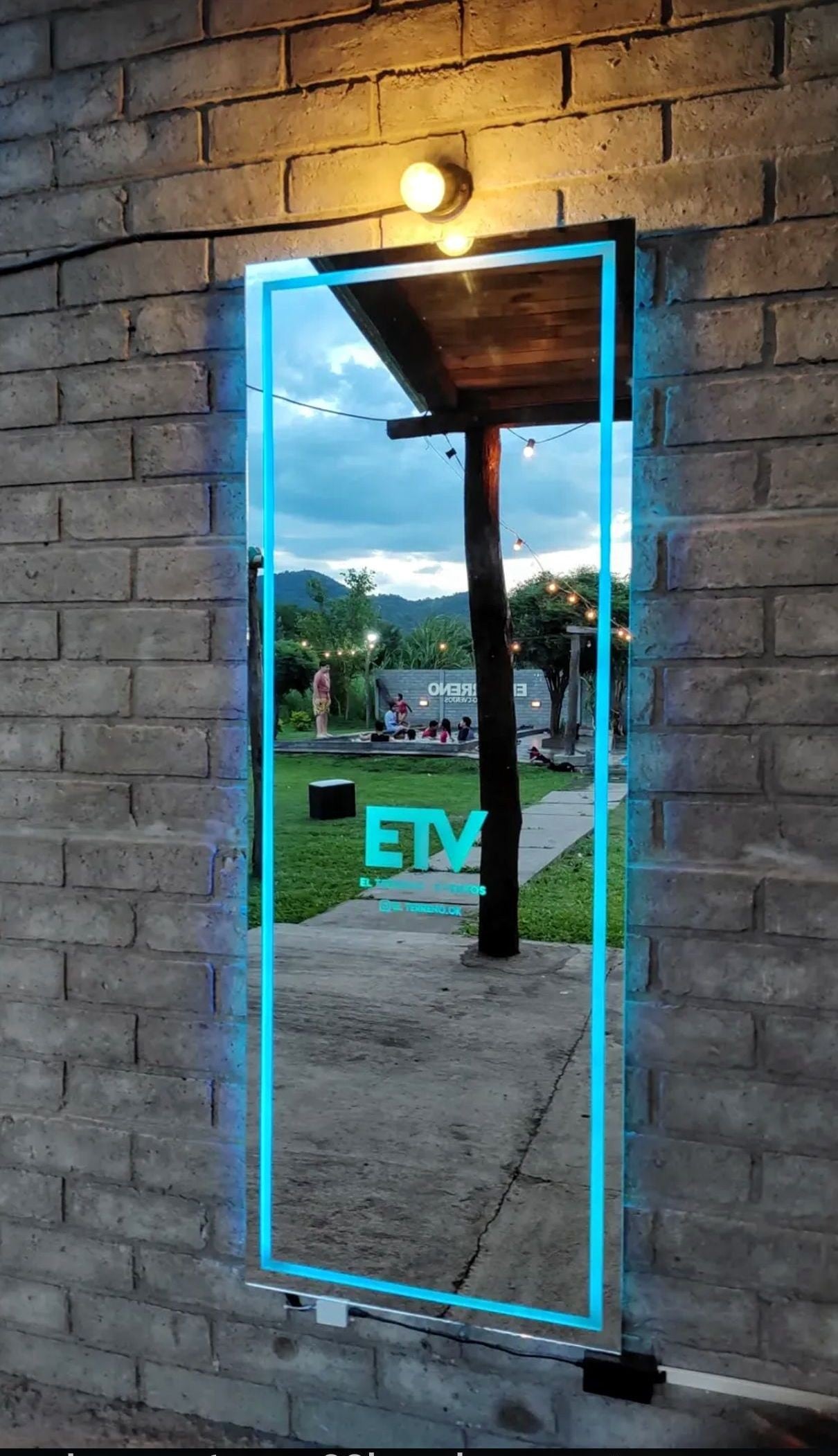 Espejo rectangular con luz turquesa en exterior - LuminaCrystal
