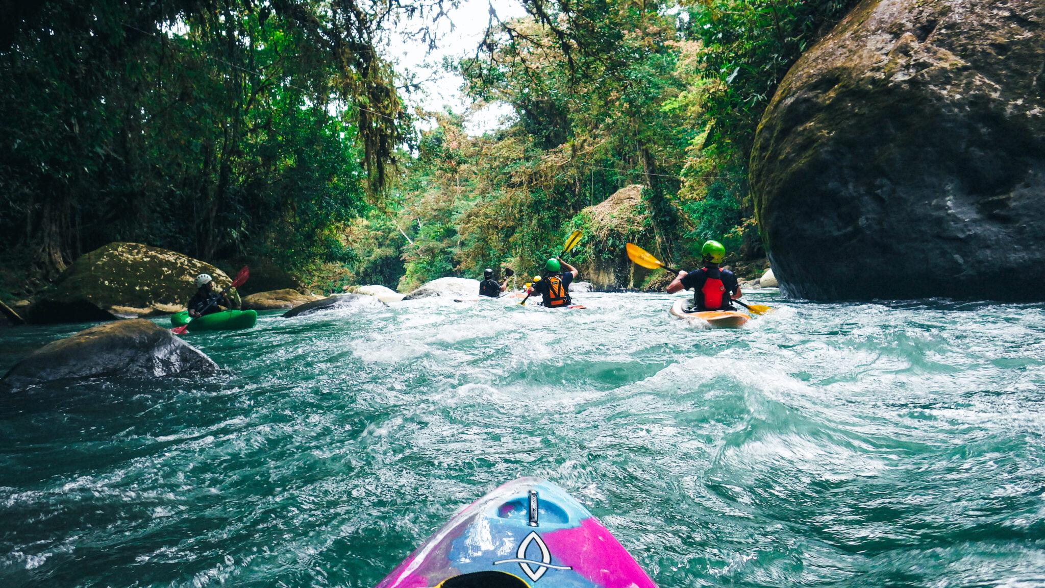 Instrucción de Kayak: Domina el Río Pejibaye