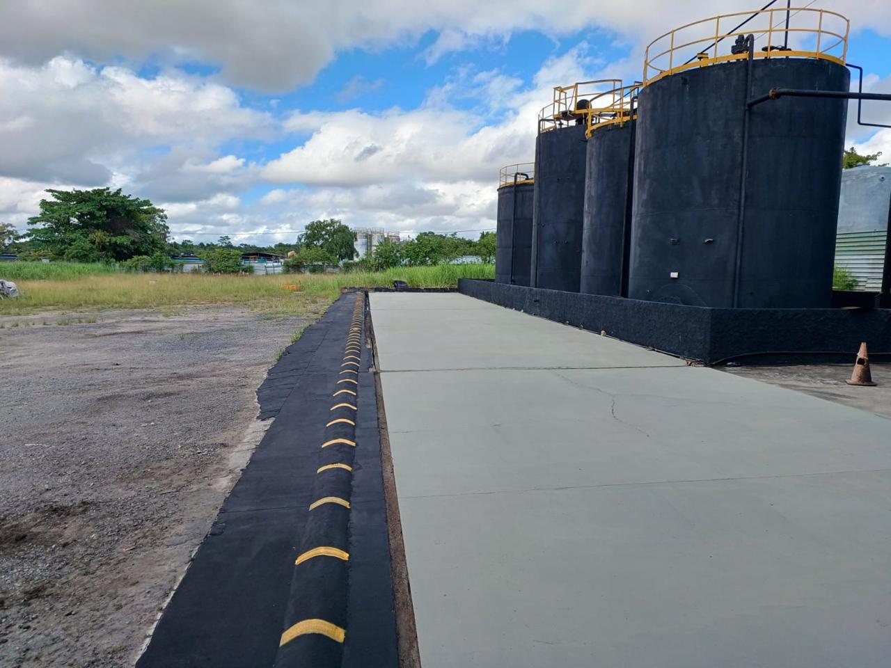Pátio de contenção industrial