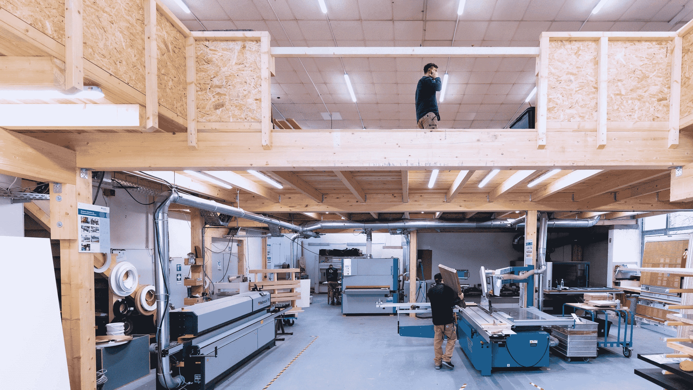 Innenansicht der Tischlerei-Werkstatt mit Maschinen und Holz