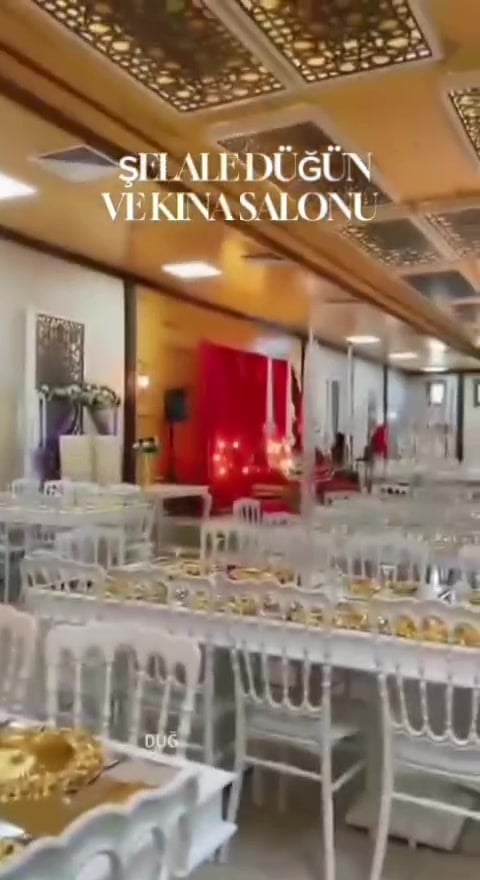 Düğün salonu genel görünüm — beyaz sandalyeler ve süslü masalar