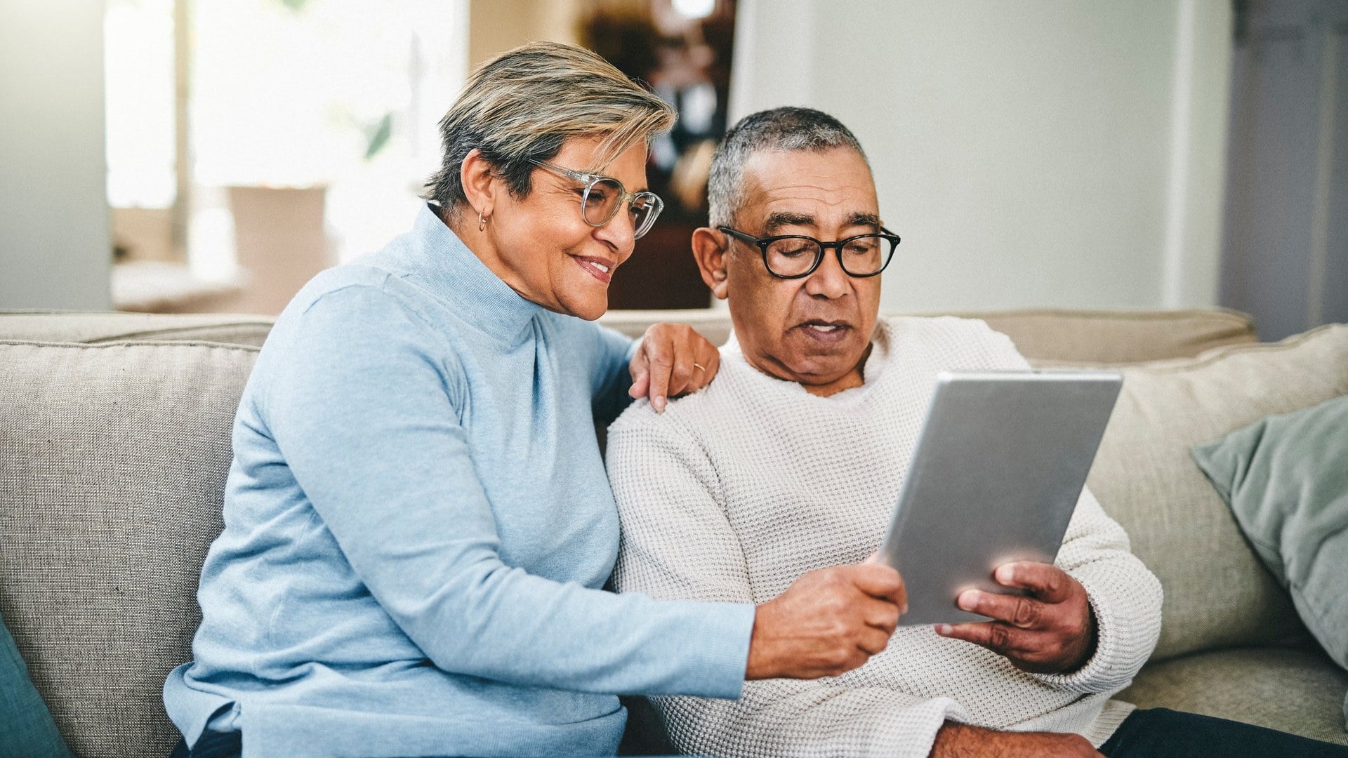 Casal sénior a usar tablet