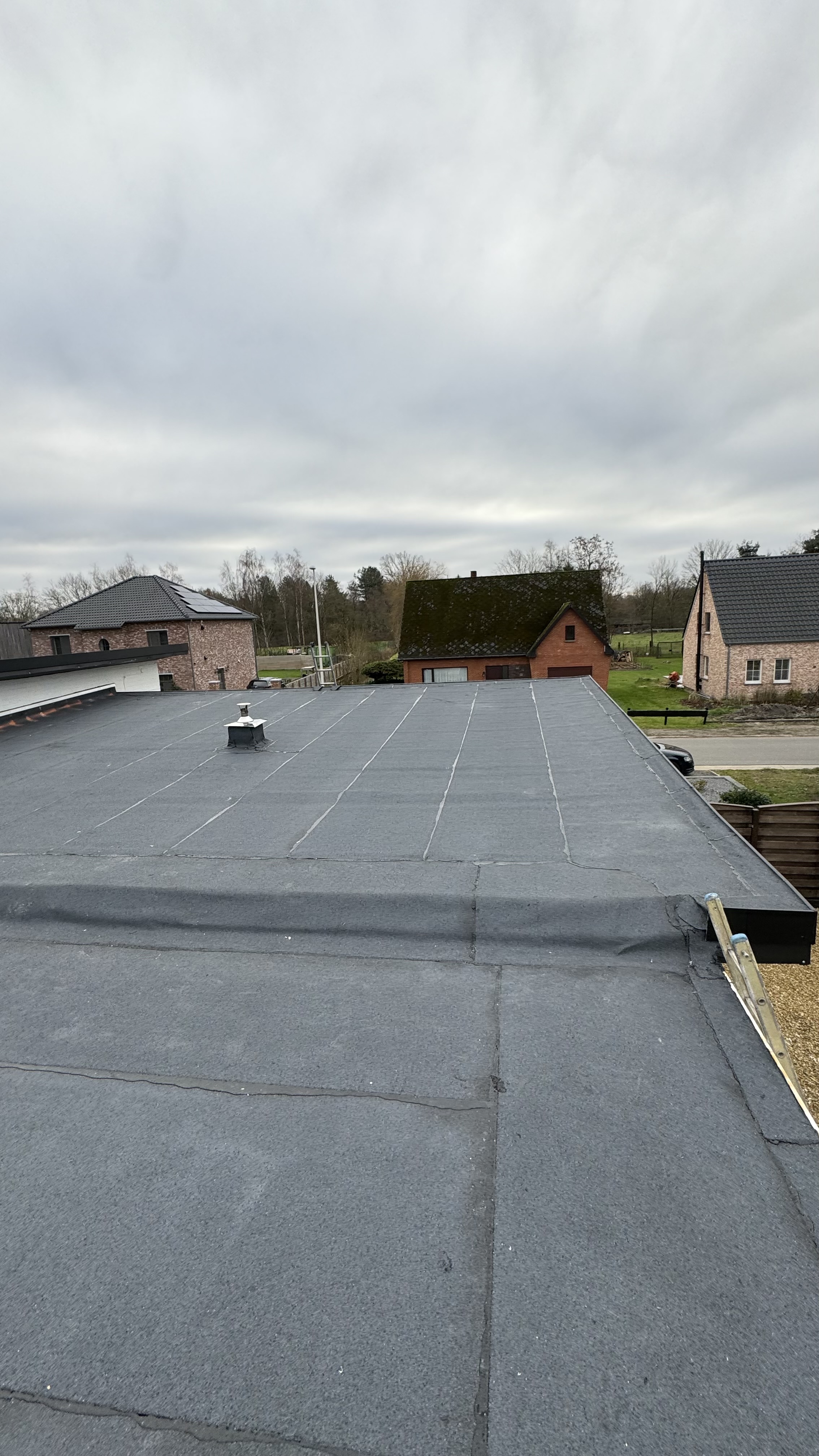 Geïsoleerd plat dak in residentiële wijk