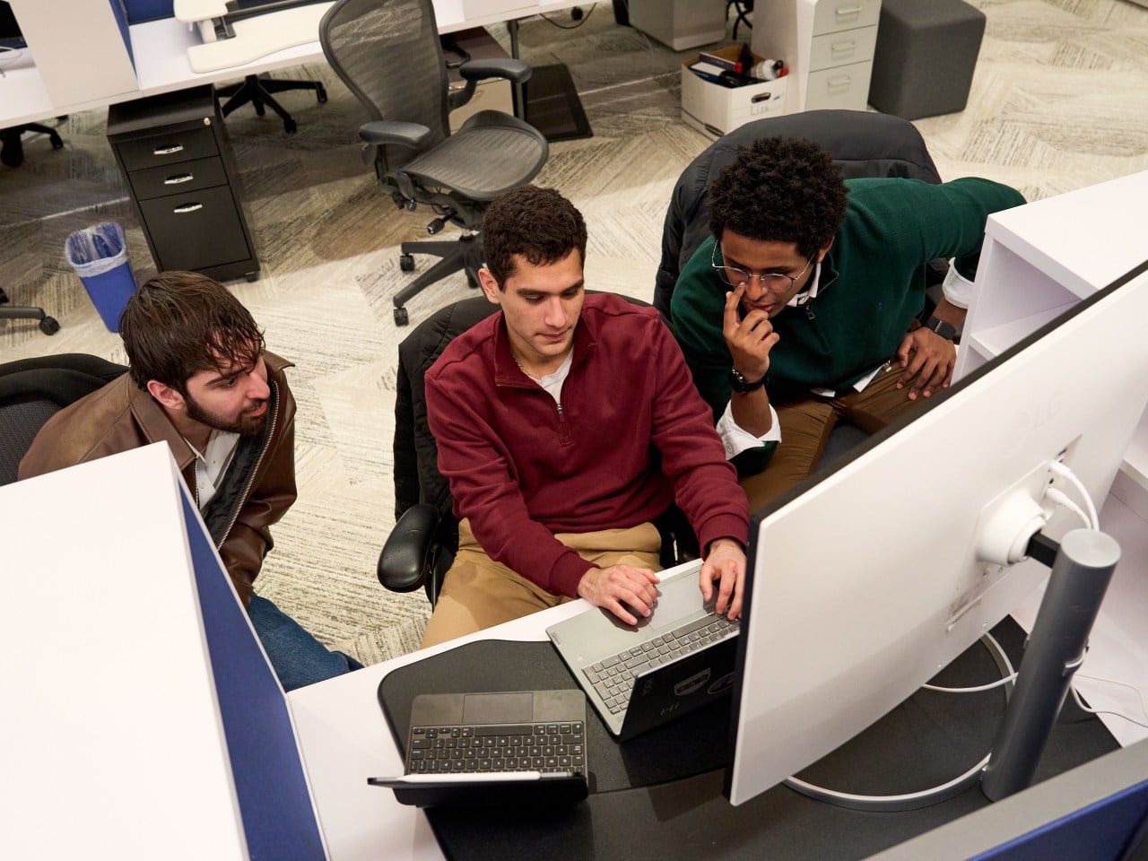 Estudantes aprendendo tecnologia na Speasy Tech