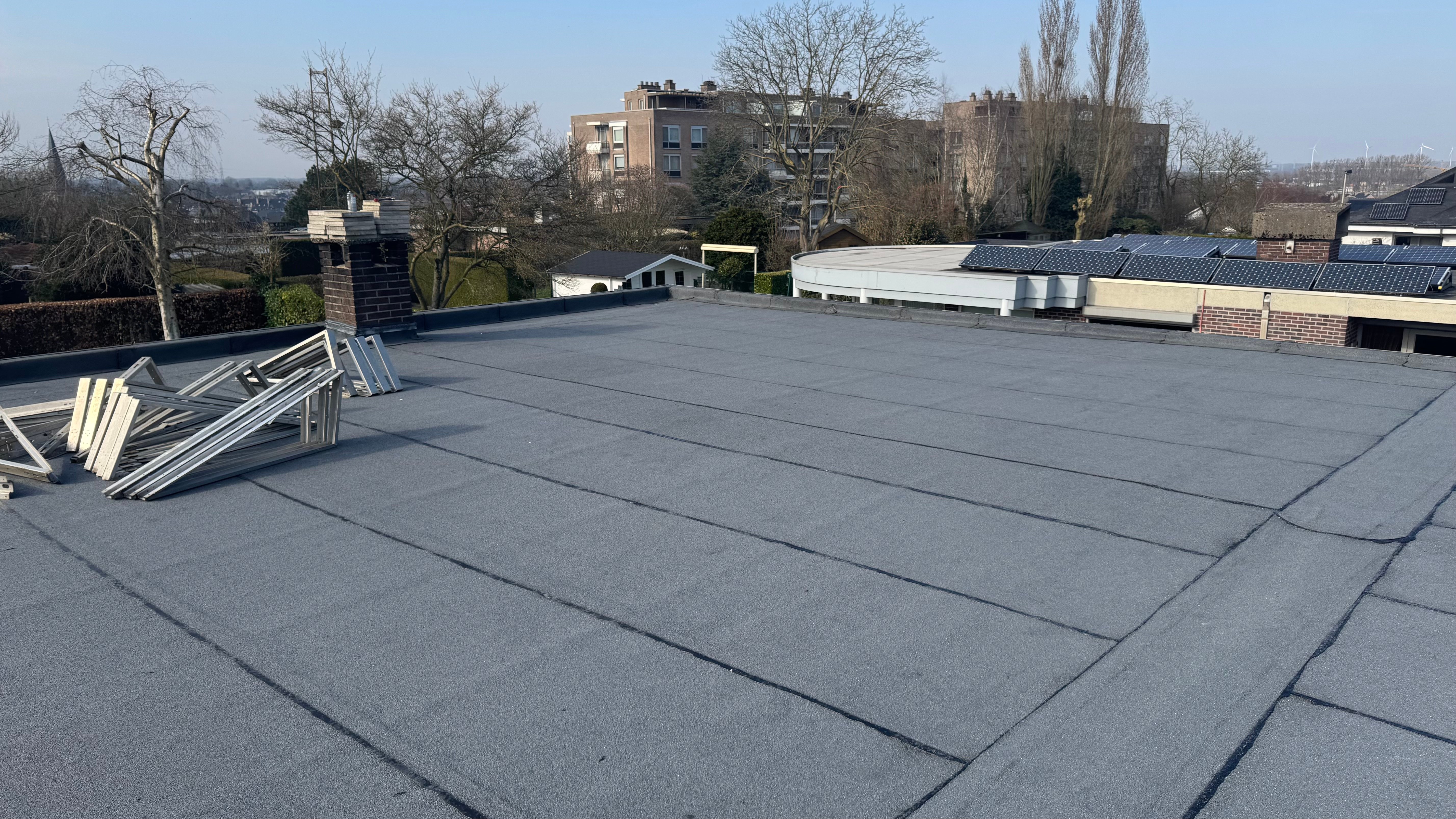 Groot plat dak met nieuwe roofing