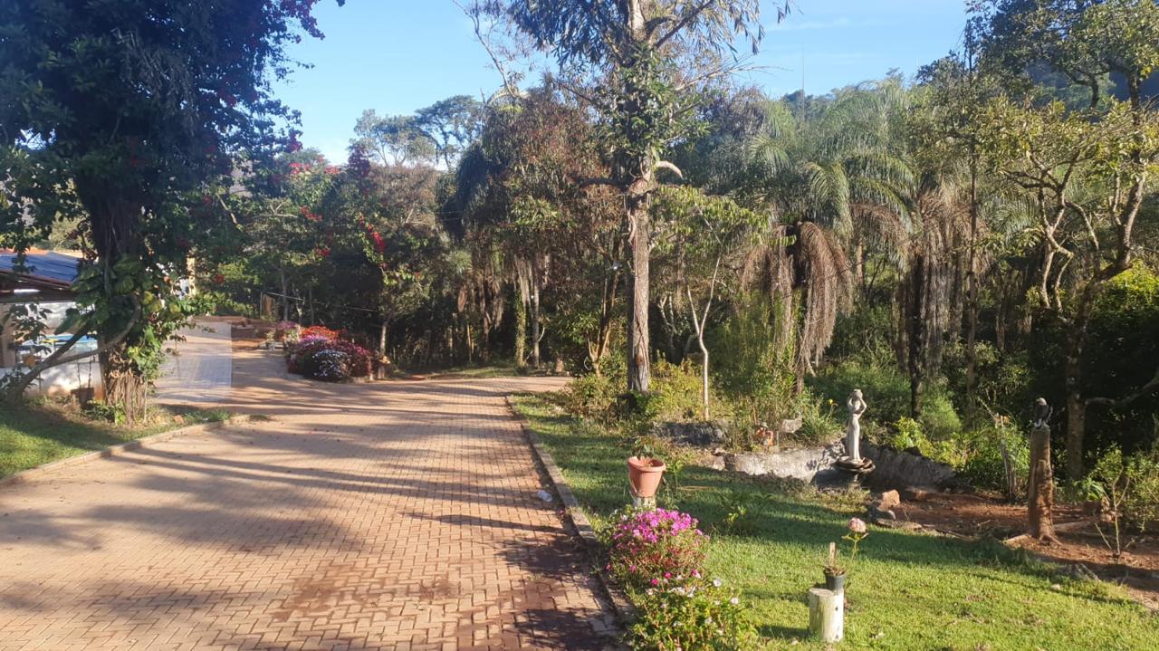 Piscina com cascata e hidromassagem