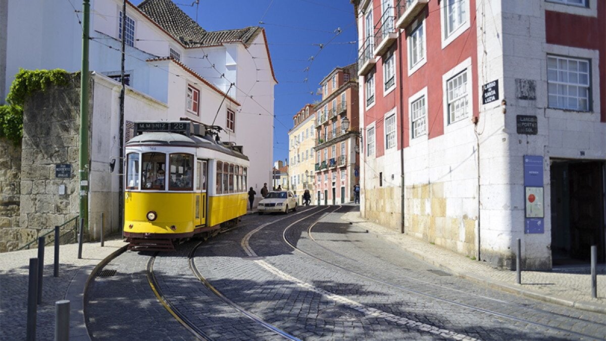 Tramway jaune dans une rue de Lisbonne
