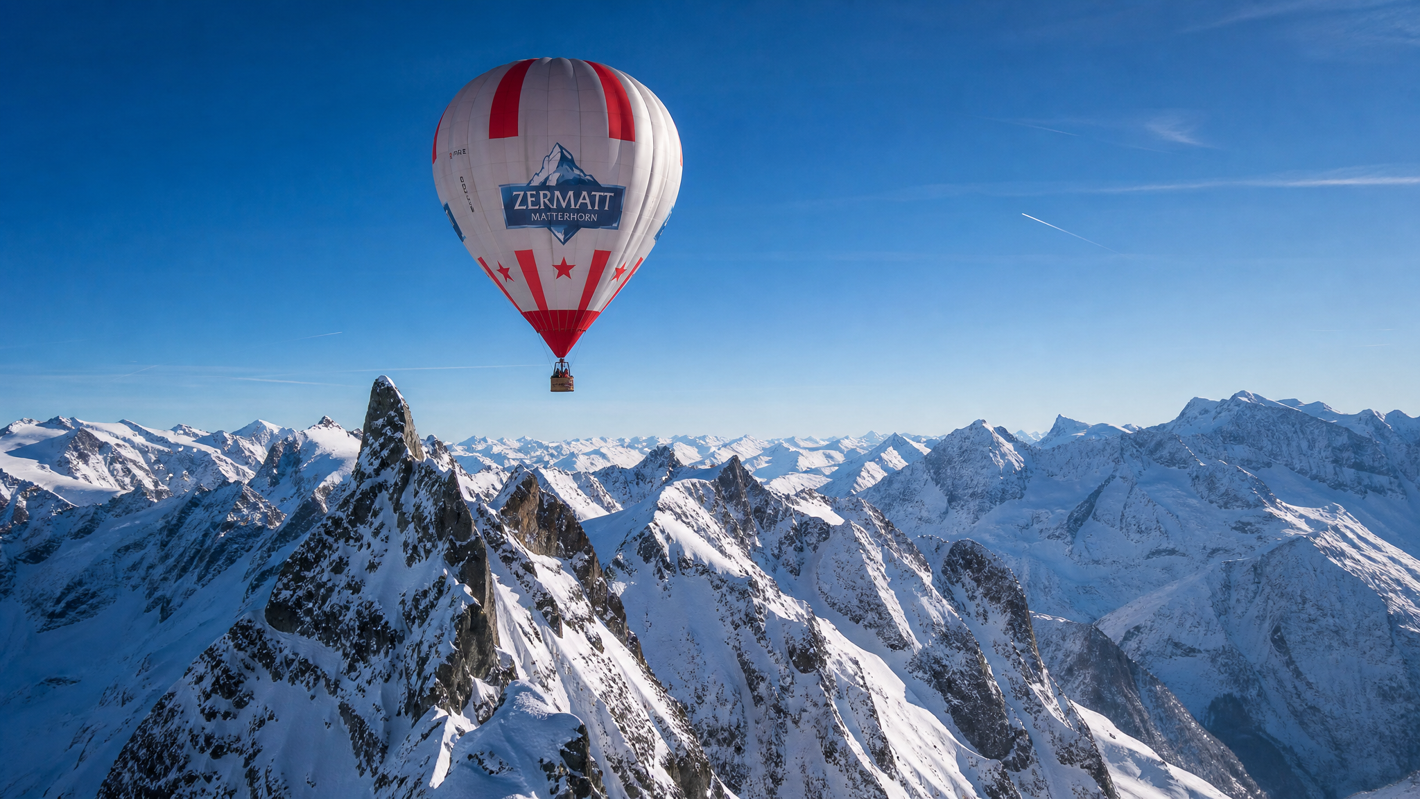 Ballon hoch über verschneiten Alpengipfeln