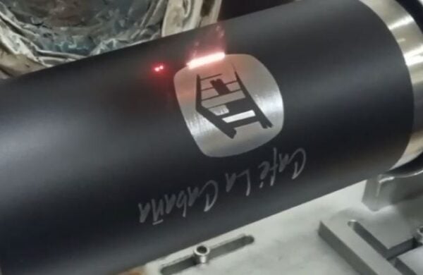 Termo corporativo personalizado con corte y grabado láser