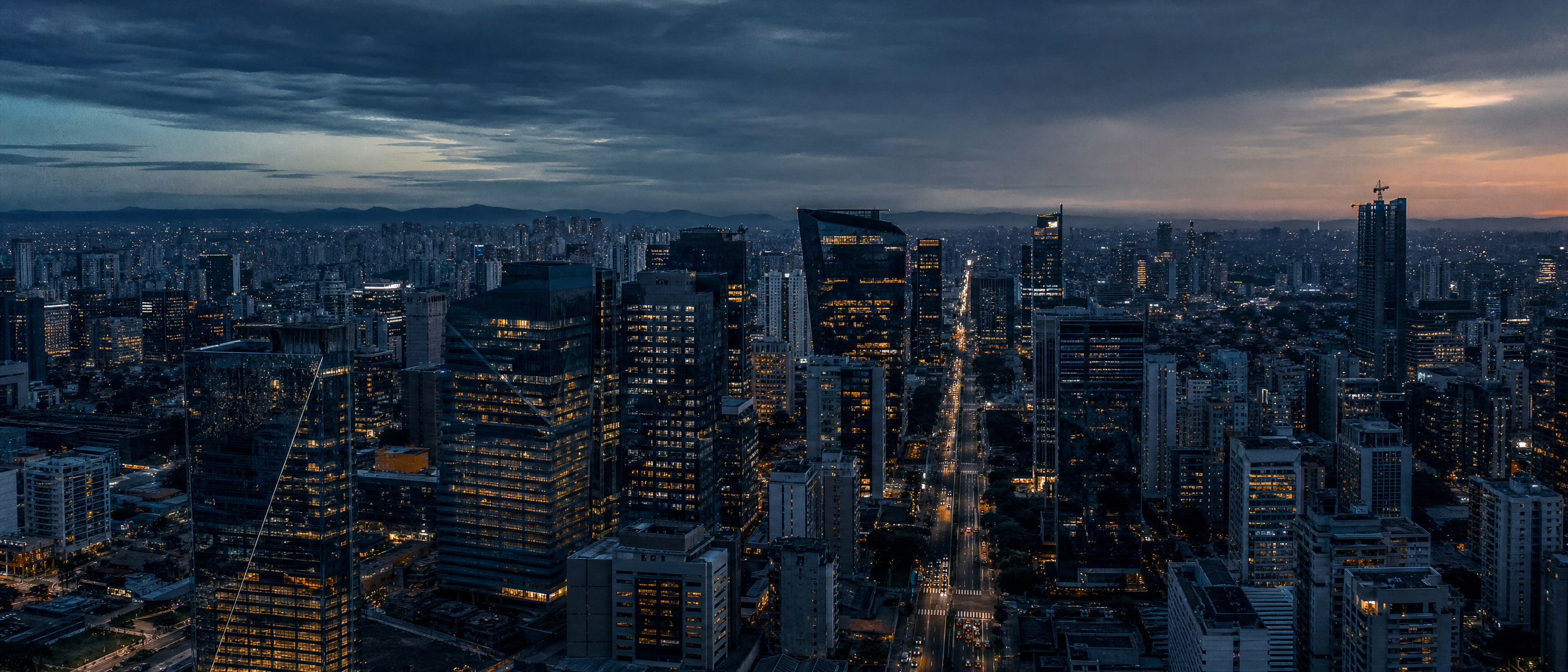 Vista aérea do distrito financeiro de São Paulo ao anoitecer