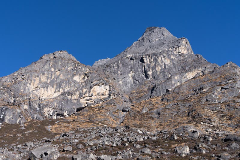 Montagne himalayane dove viene raccolto lo shilajit naturale