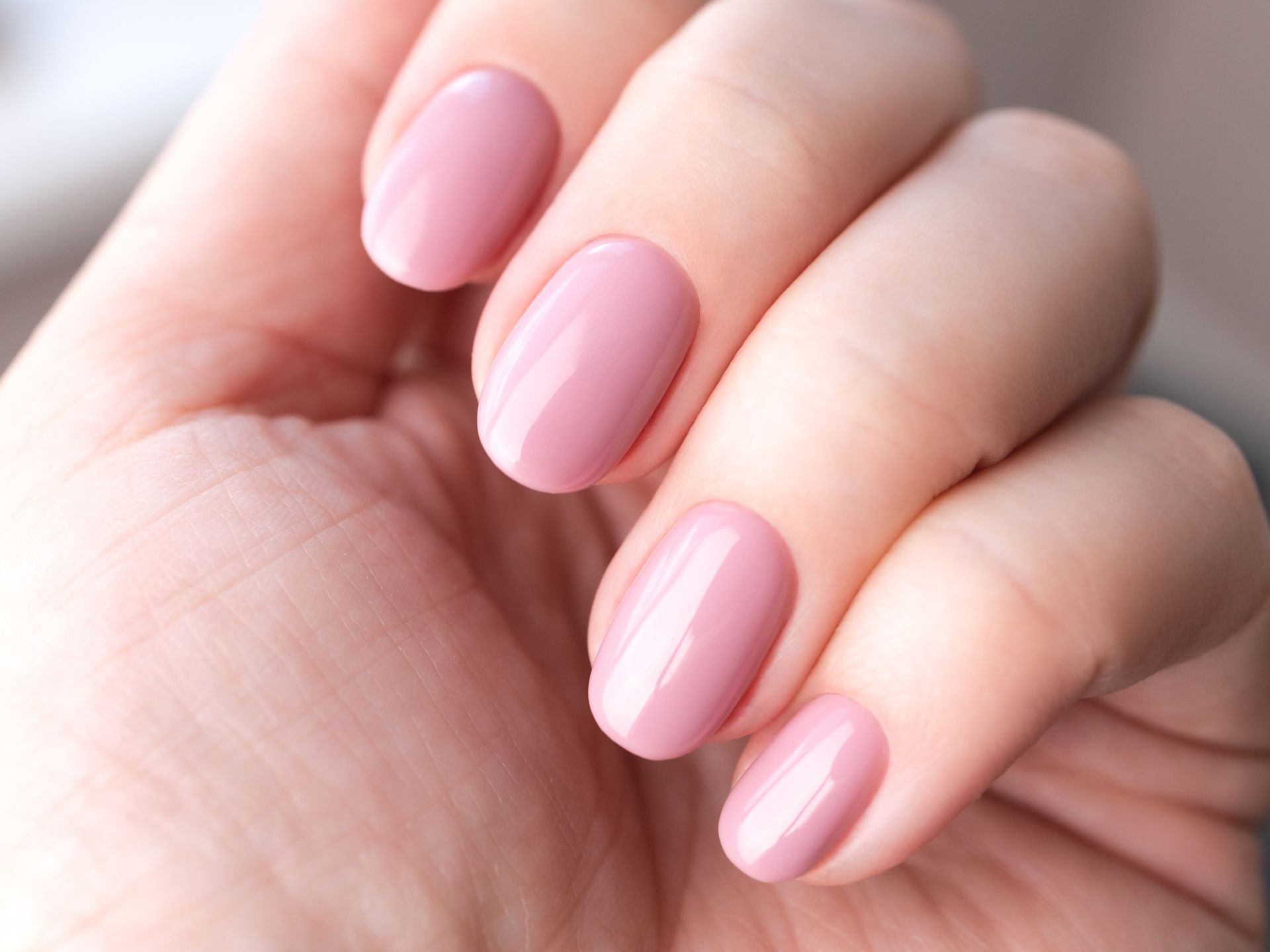Manicura nude elegante