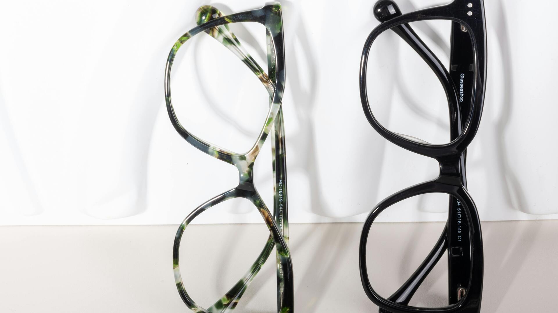 Exhibición de armazones de lentes en óptica