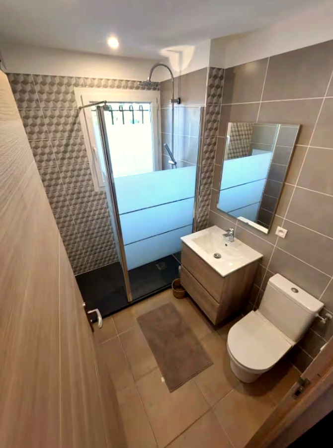 Salle d’eau moderne avec douche à l’italienne