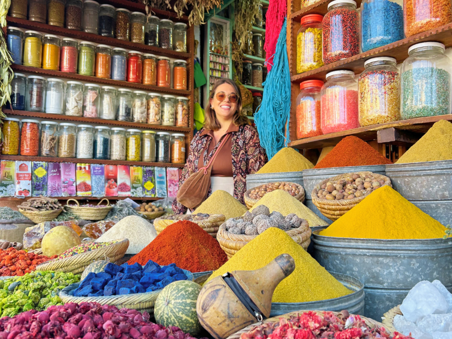 Souk marocain coloré avec épices et artisanat