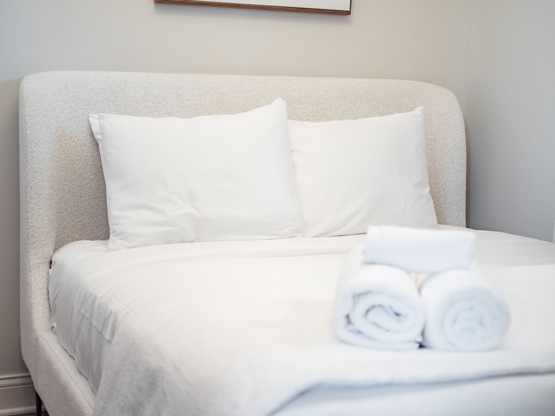 Detalle cama con almohadas