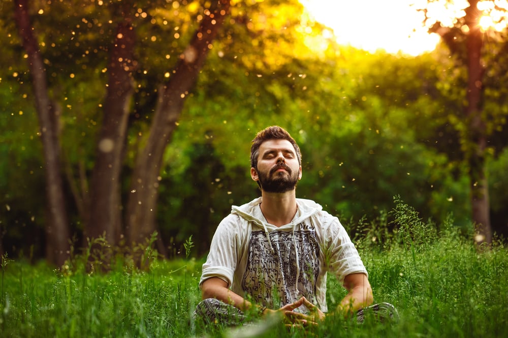 Persona in meditazione per rappresentare chiarezza mentale e concentrazione