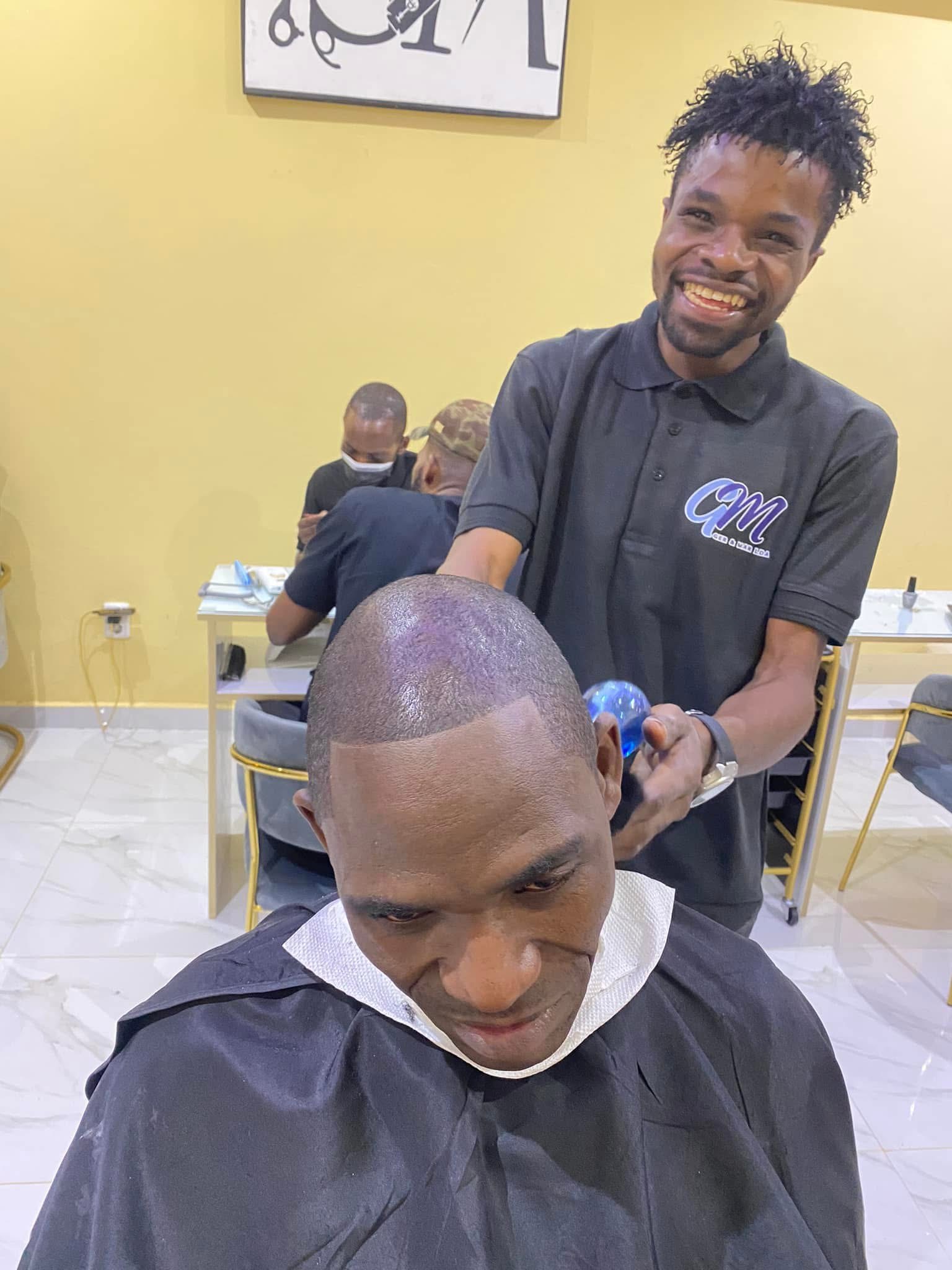 Barbeiro e cliente satisfeito