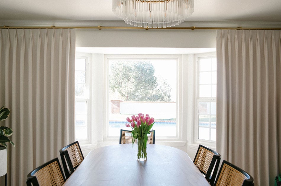 Elegante gordijnen met zachte gouden verlichting