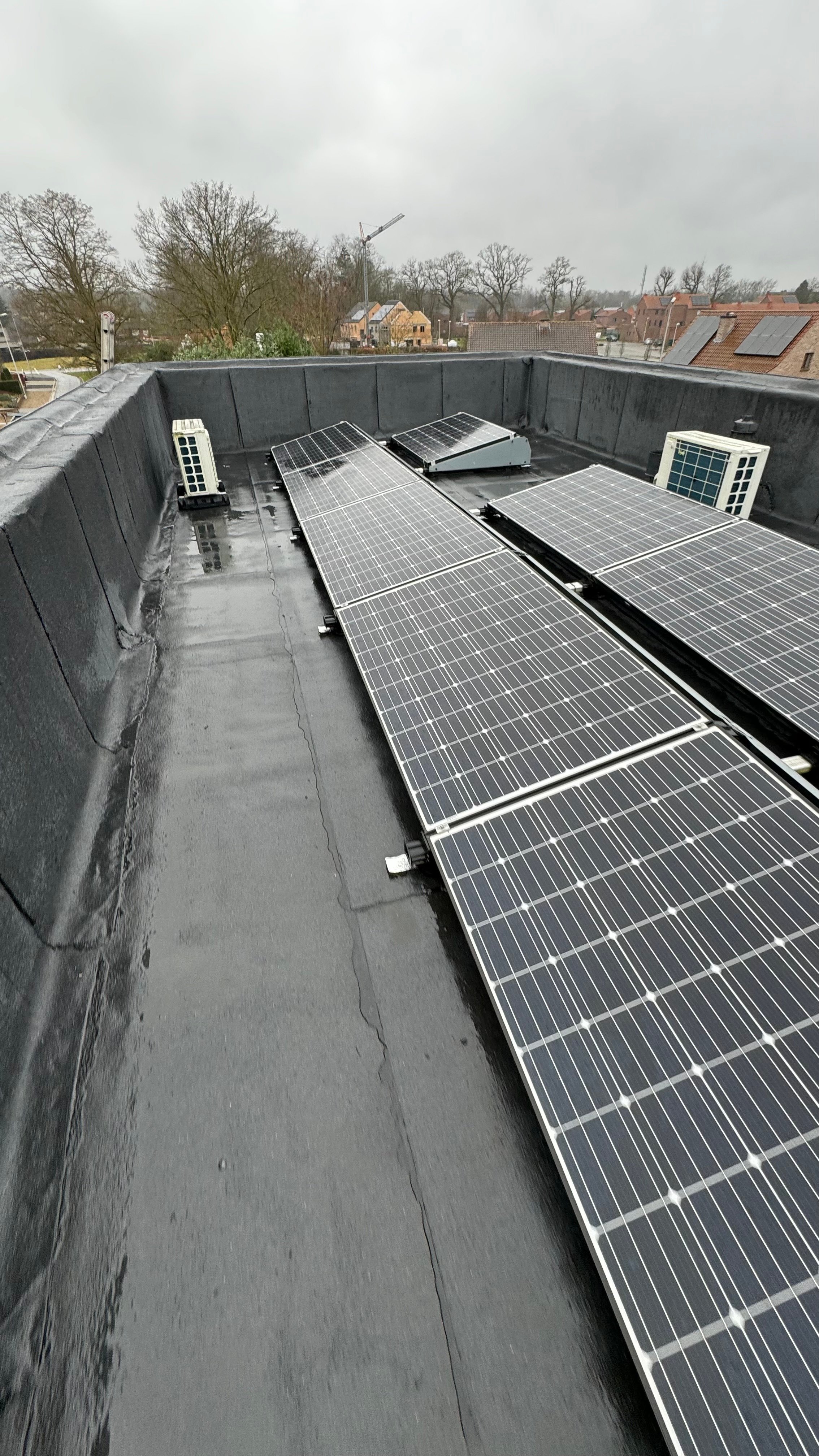 Nieuw plat dak met zonne-installatie