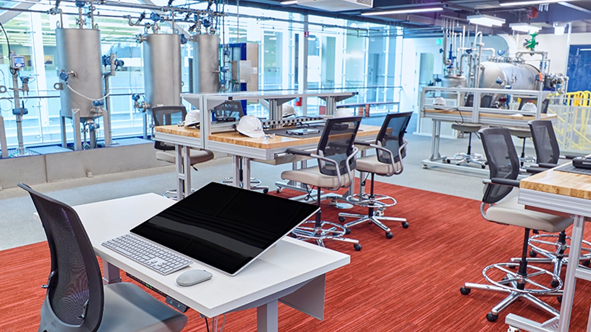 Laboratório de design e inovação com equipamentos de precisão