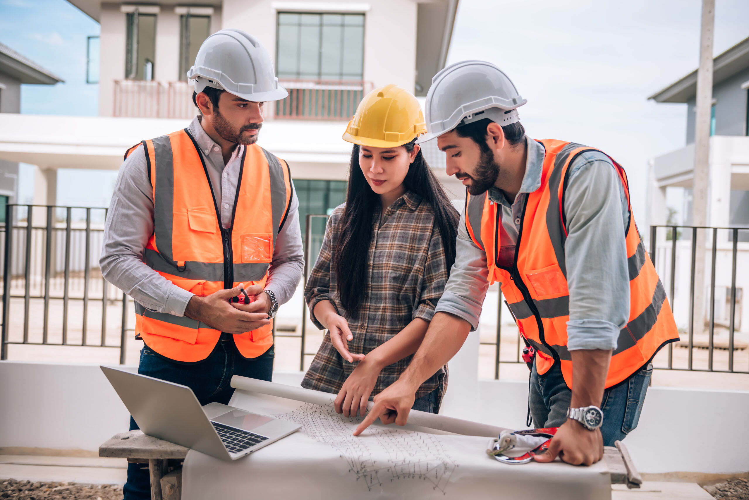 Engenheiros profissionais em obra de construção civil