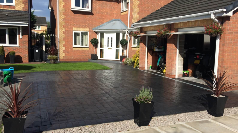 Pattern imprinted concrete driveway