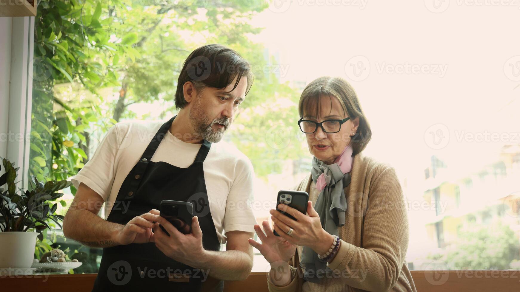 Empresaria gestionando inventario de forma remota desde un café