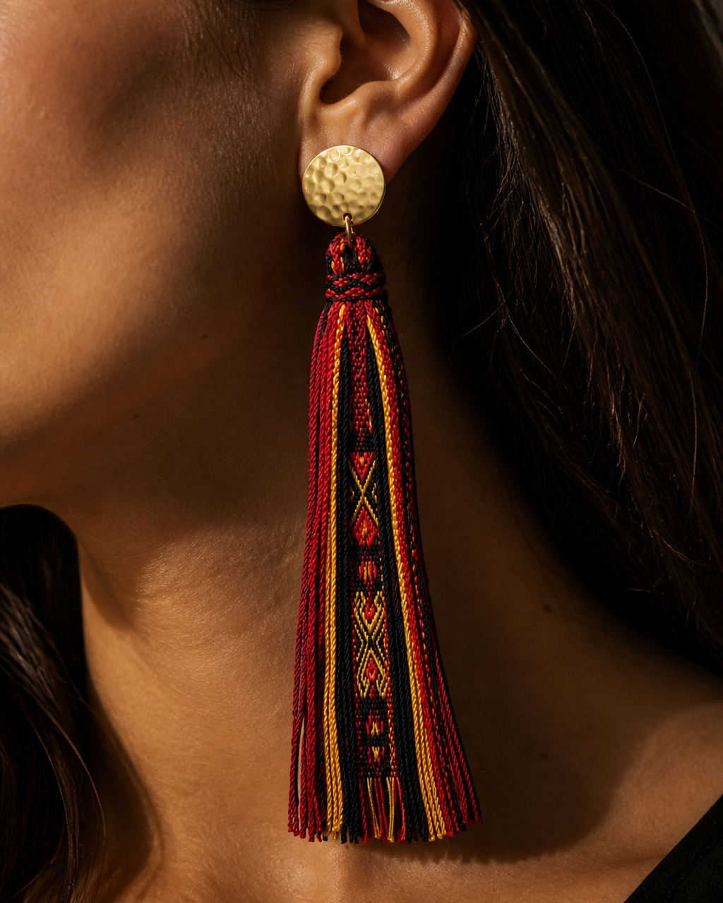 Close-up of the Quechua Drop earring by a model's ear