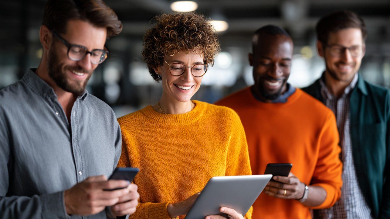 Equipe Deztop Solutions trabalhando em escritório moderno