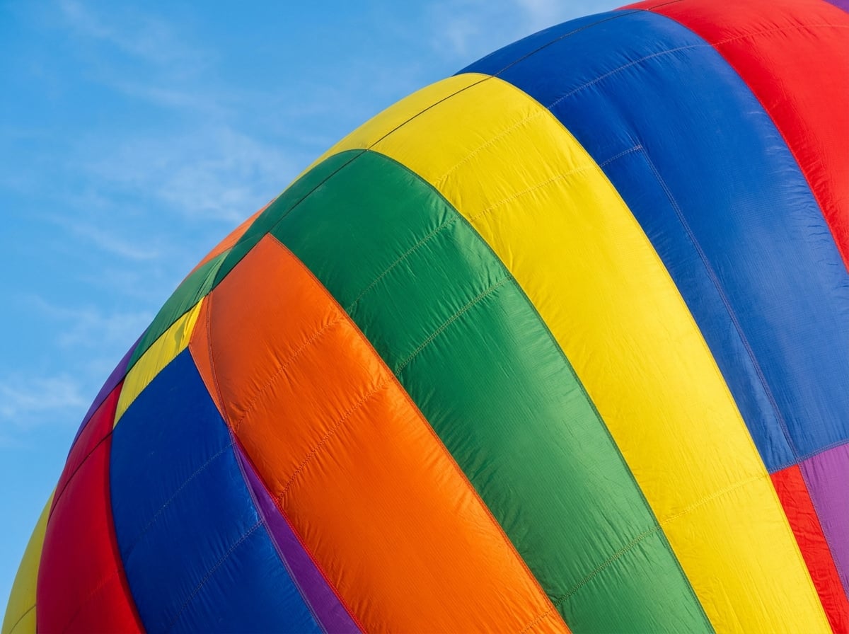 Nahaufnahme einer bunten Ballonhülle vor blauem Himmel