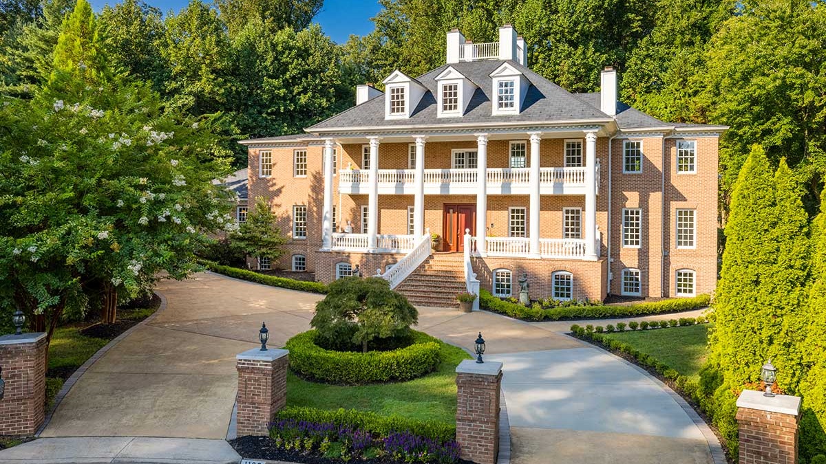 Elegant Colonial Estate in McLean